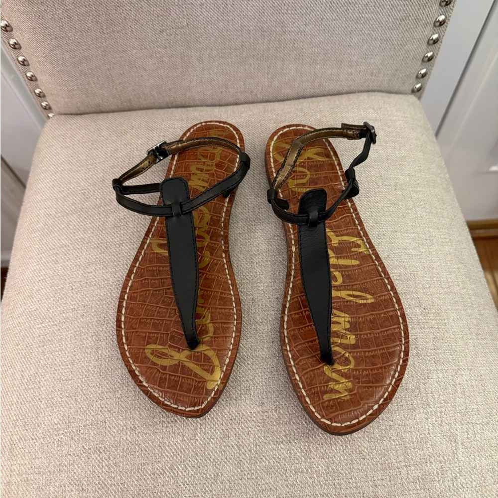 Sam Edelman Black “Gigi” T-Strap Leather Sandals on Brown Footbed - Size 7.5